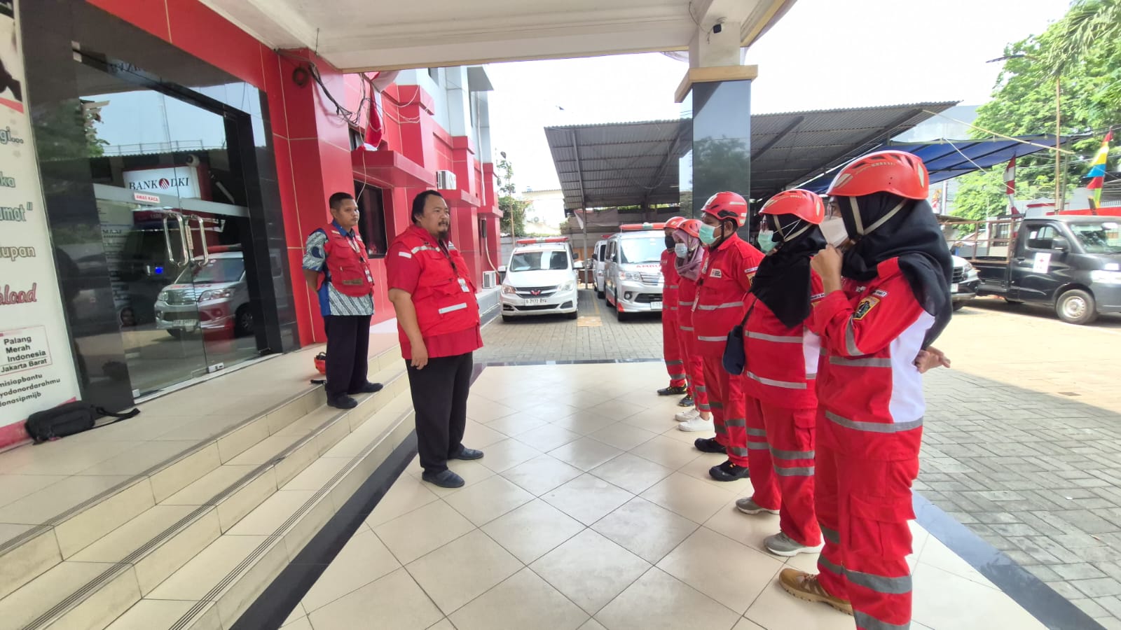 PMI Kota Jakarta Barat Siagakan Dua Ambulans di DPR RI